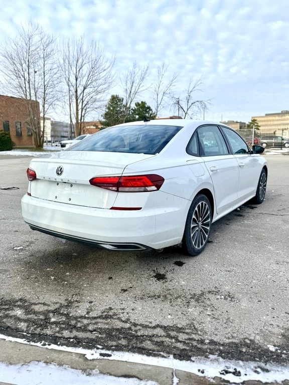 VW Passat * 2.0T Limited Edition * CARFAX * БЕЗ ПЪРВОНАЧАЛНА, снимка 3 - Автомобили и джипове - 52998458