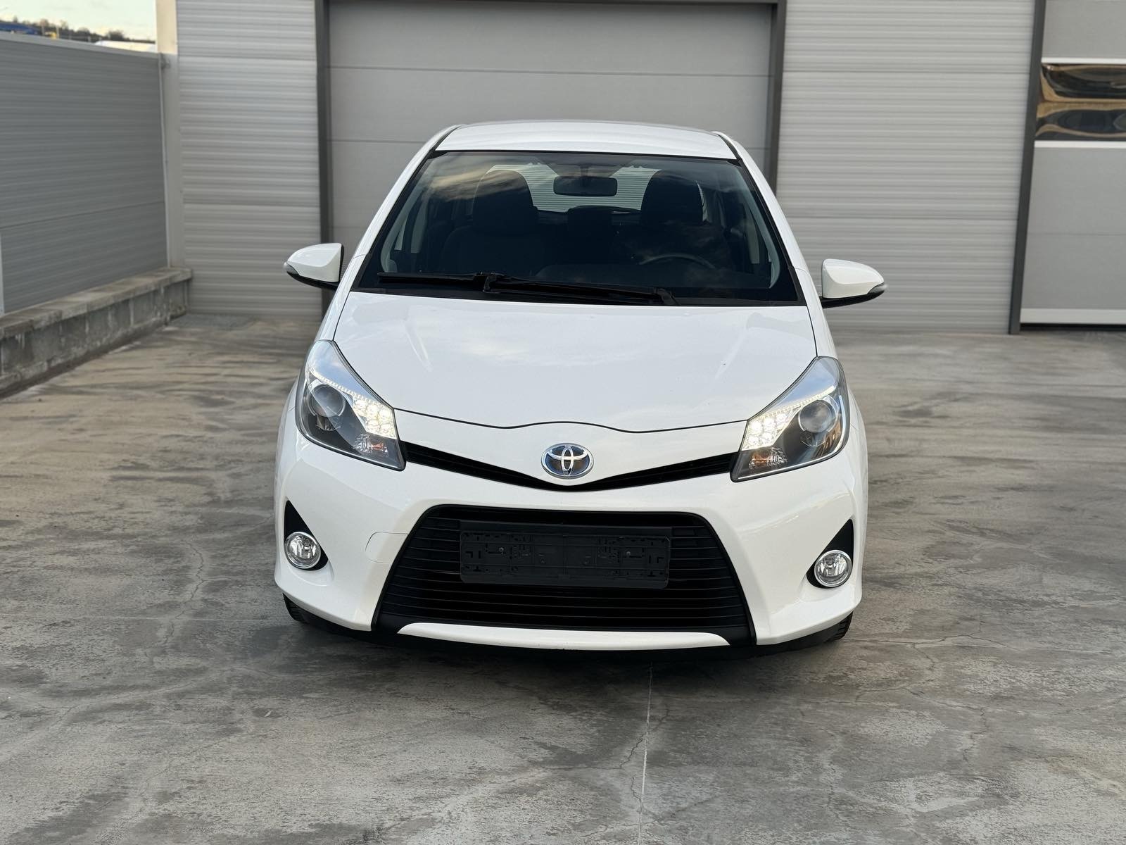 Toyota Yaris Hybrid - изображение 1