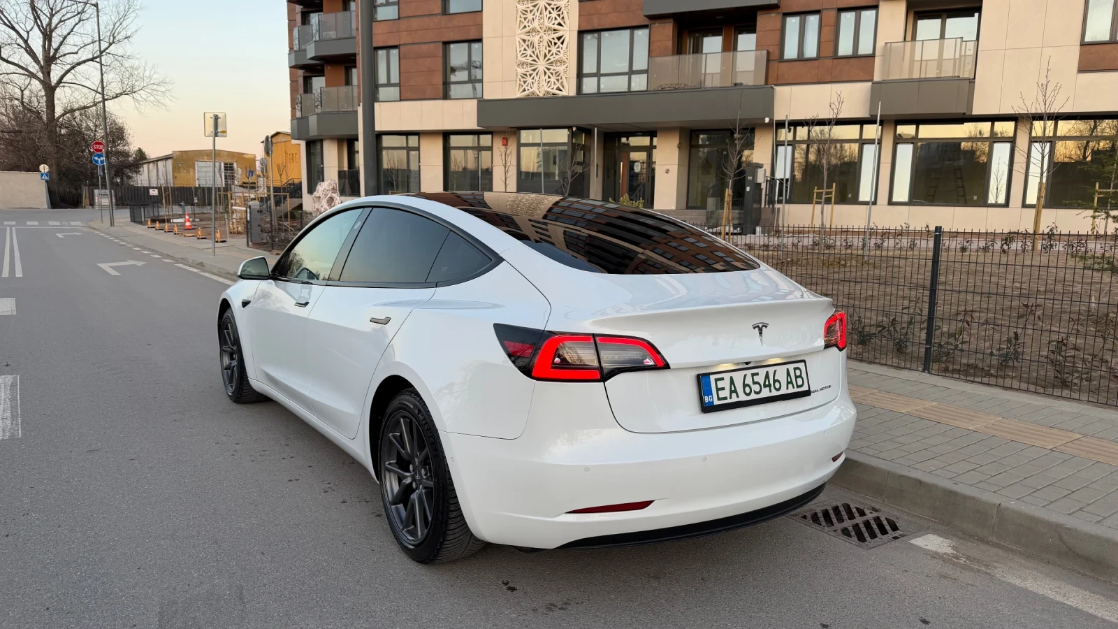 Tesla Model 3 Long Range 4x4 Перфектна, снимка 2 - Автомобили и джипове - 53803170