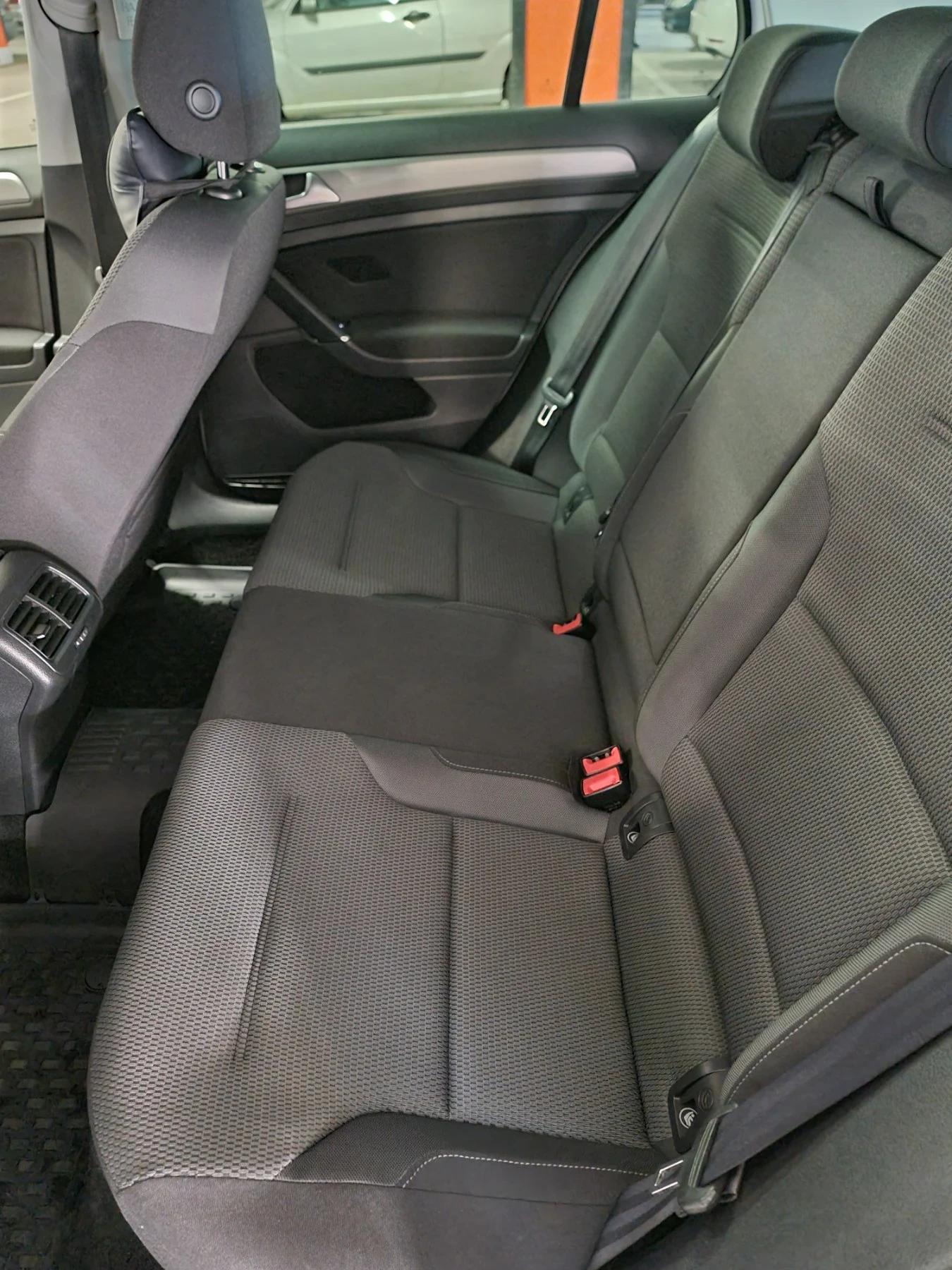 VW Golf 1.6 TDI, снимка 8 - Автомобили и джипове - 53864615