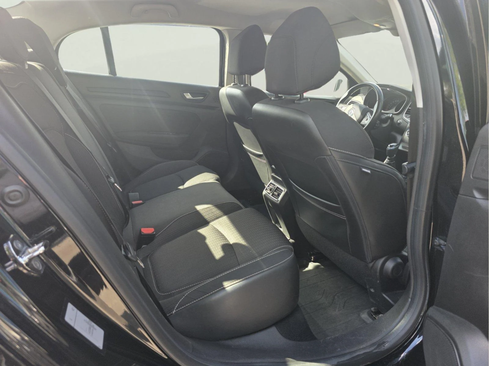 Renault Megane 1.3 TCE, снимка 10 - Автомобили и джипове - 54684116