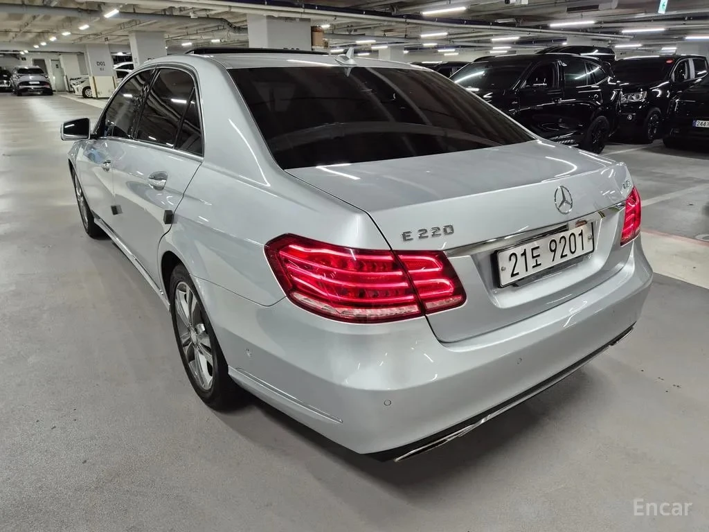 Mercedes-Benz E 220 CDI Avantgarde* ШИБИДАХ* ПОДГРЕВ* ПАМЕТ* НАВИ* , снимка 2 - Автомобили и джипове - 55962626