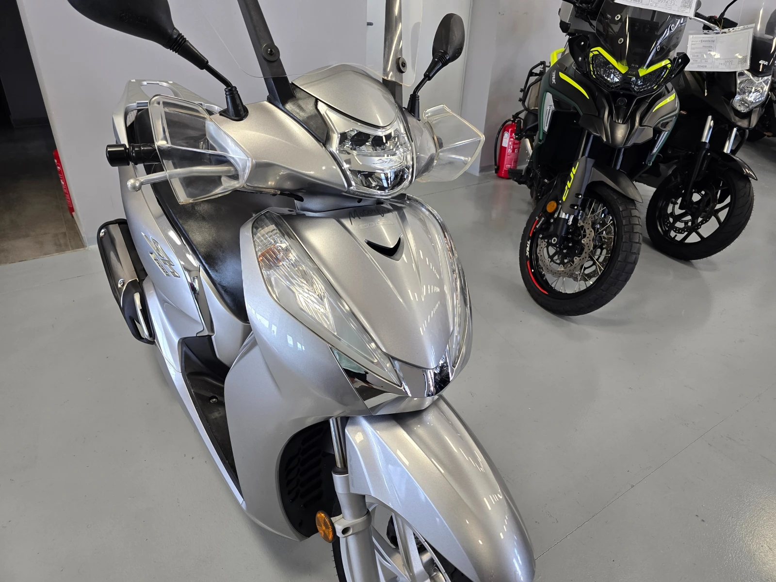 Honda Sh 300ie, ABS, Led, Keyless!, снимка 8 - Мотоциклети и мототехника - 55851472