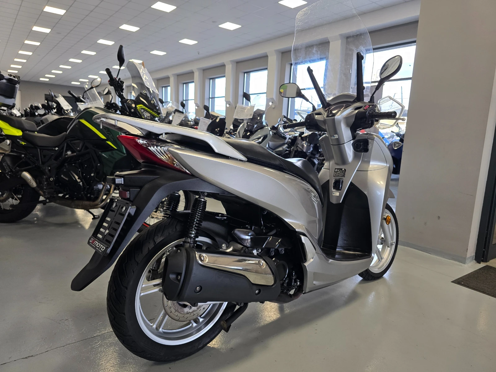 Honda Sh 300ie, ABS, Led, Keyless!, снимка 3 - Мотоциклети и мототехника - 55851472