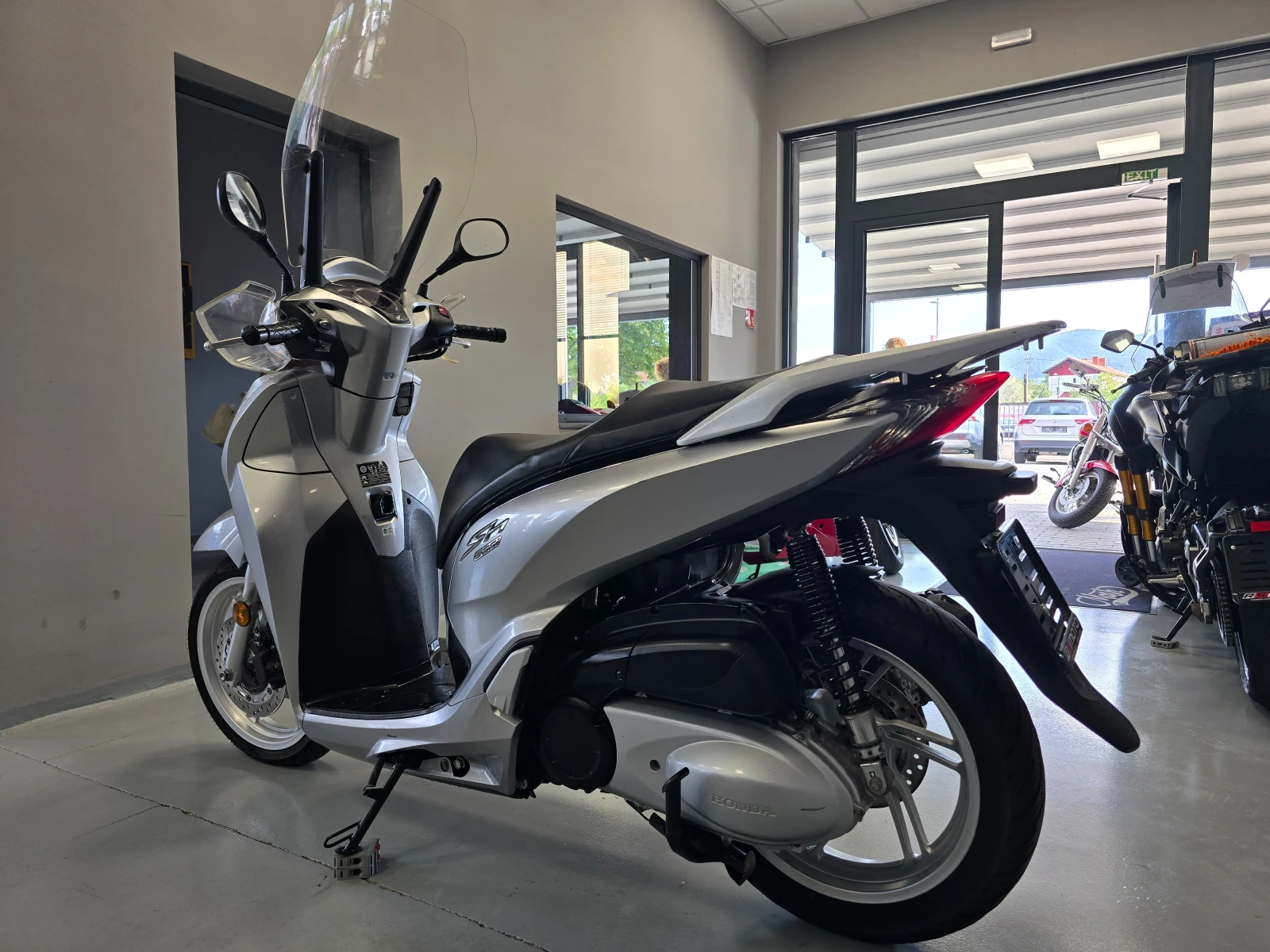 Honda Sh 300ie, ABS, Led, Keyless!, снимка 4 - Мотоциклети и мототехника - 55851472