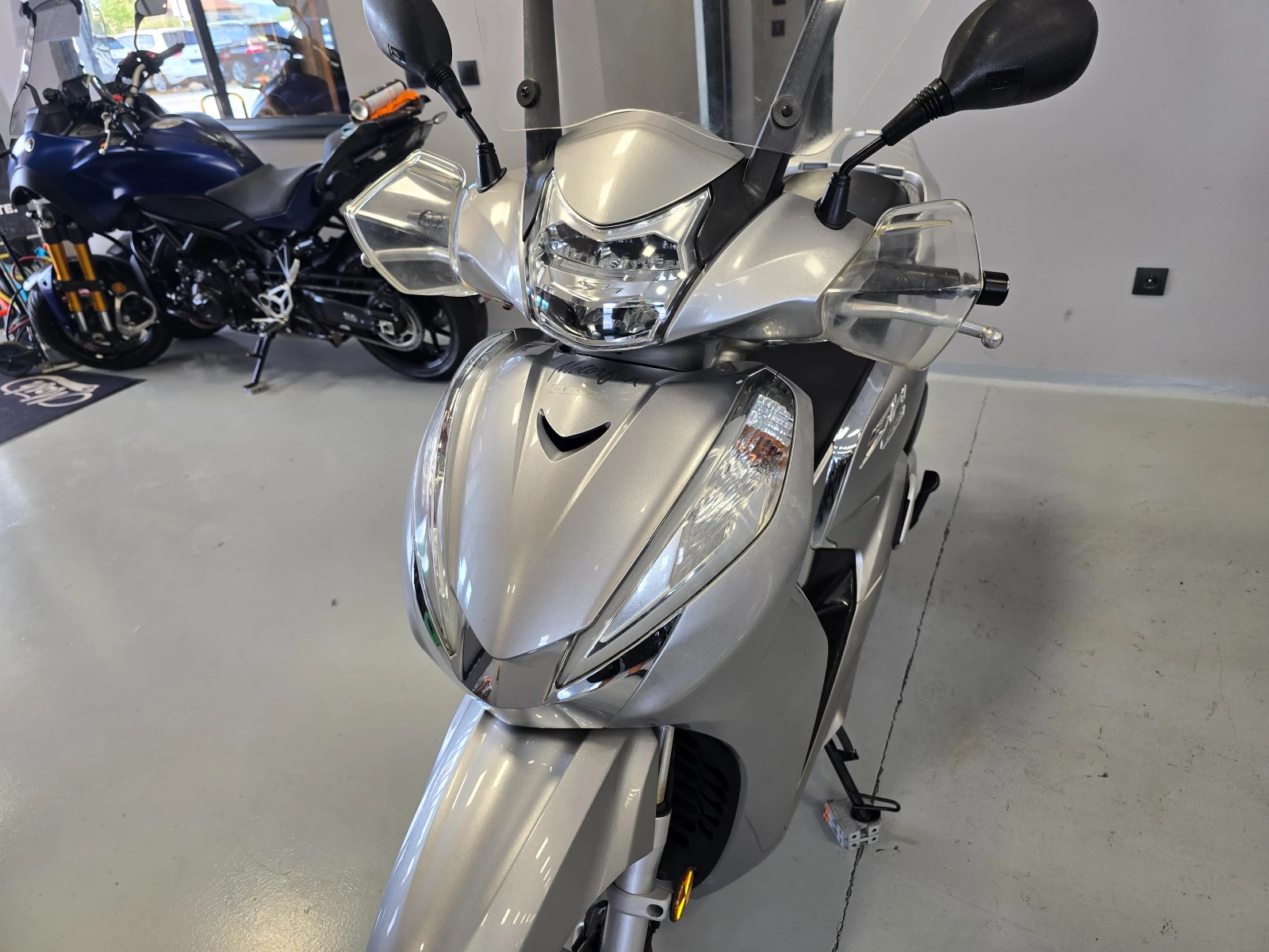 Honda Sh 300ie, ABS, Led, Keyless!, снимка 7 - Мотоциклети и мототехника - 55851472