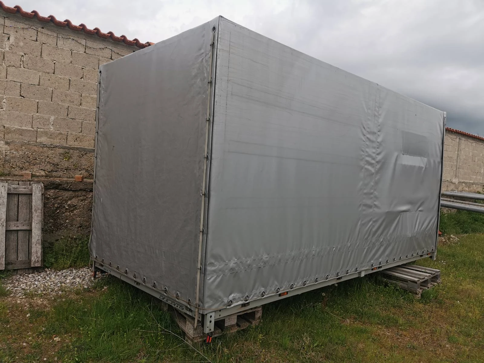 Брезент 5.10 метра дължина Х 2.5 - 2.8 метра височина 