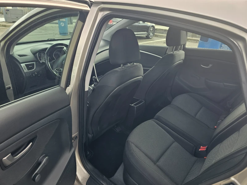 Hyundai I30 1.6 CRDi, снимка 10 - Автомобили и джипове - 52589240