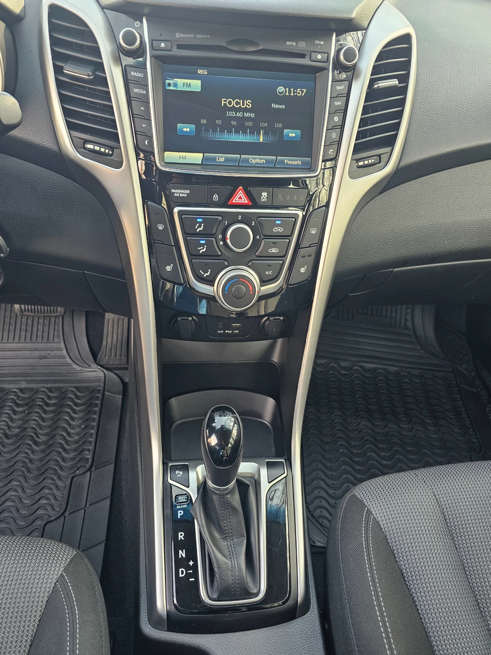 Hyundai I30 1.6 CRDi, снимка 13 - Автомобили и джипове - 53704981