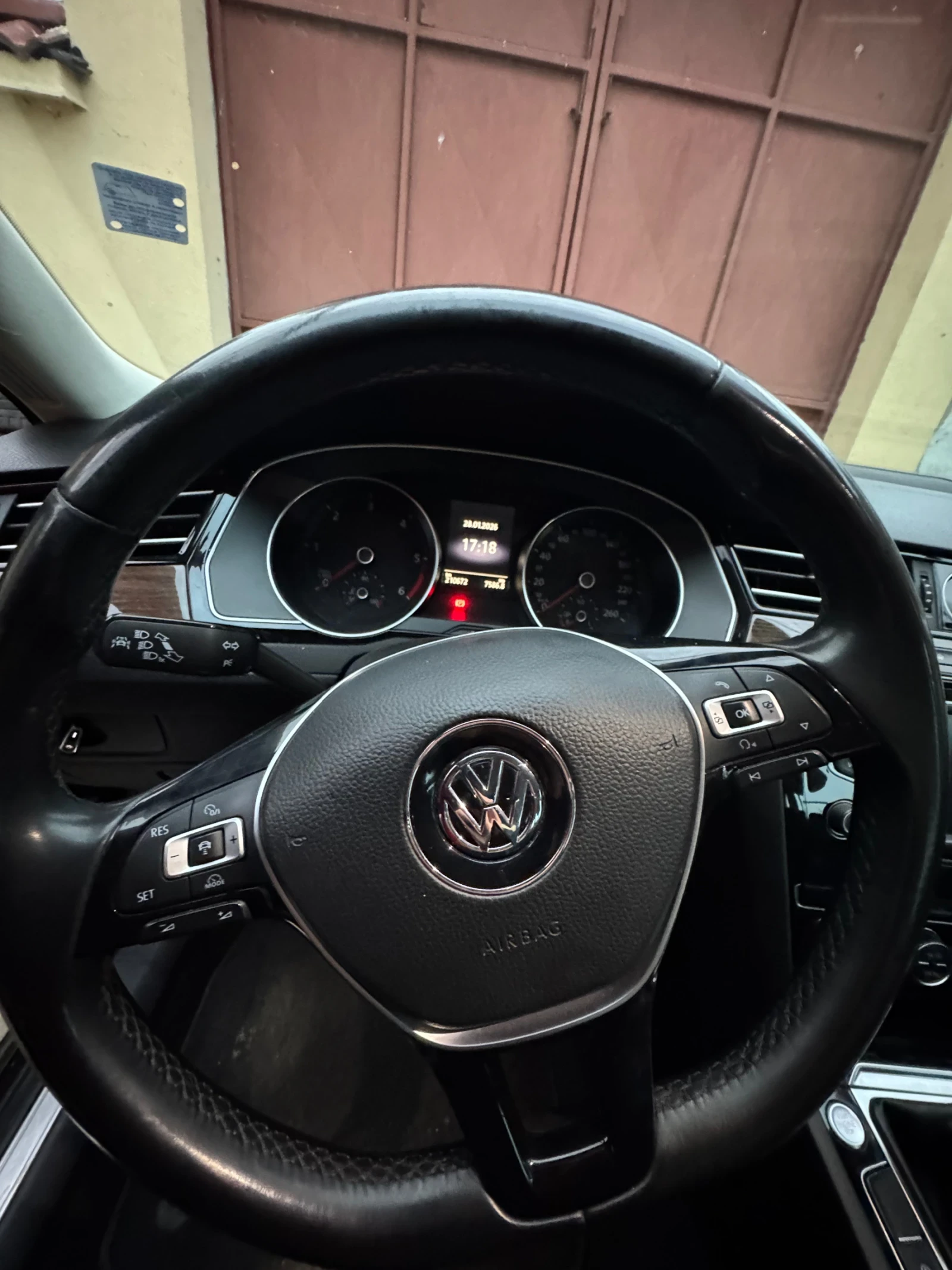 VW Passat !ПРОМО! 2.0TDI 190К.С. РЪЧКА  PARKASSIST МАСАЖ  - изображение 9