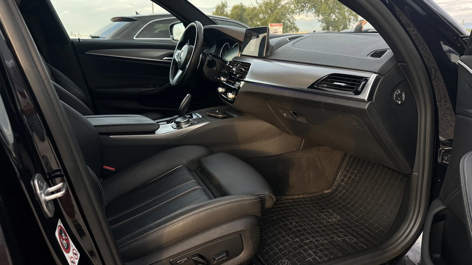BMW 530 M PACK| AKRAPOVIC | HEAD UP | ПОДГРЕВ| ШИБЕДАХ| 10, снимка 14 - Автомобили и джипове - 55346912