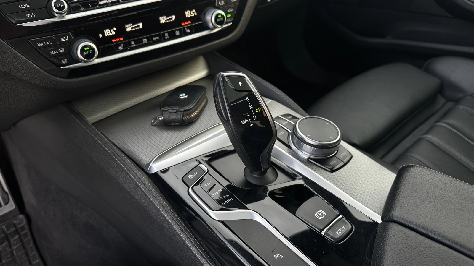 BMW 530 M PACK| AKRAPOVIC | HEAD UP | ПОДГРЕВ| ШИБЕДАХ| 10, снимка 13 - Автомобили и джипове - 55346912
