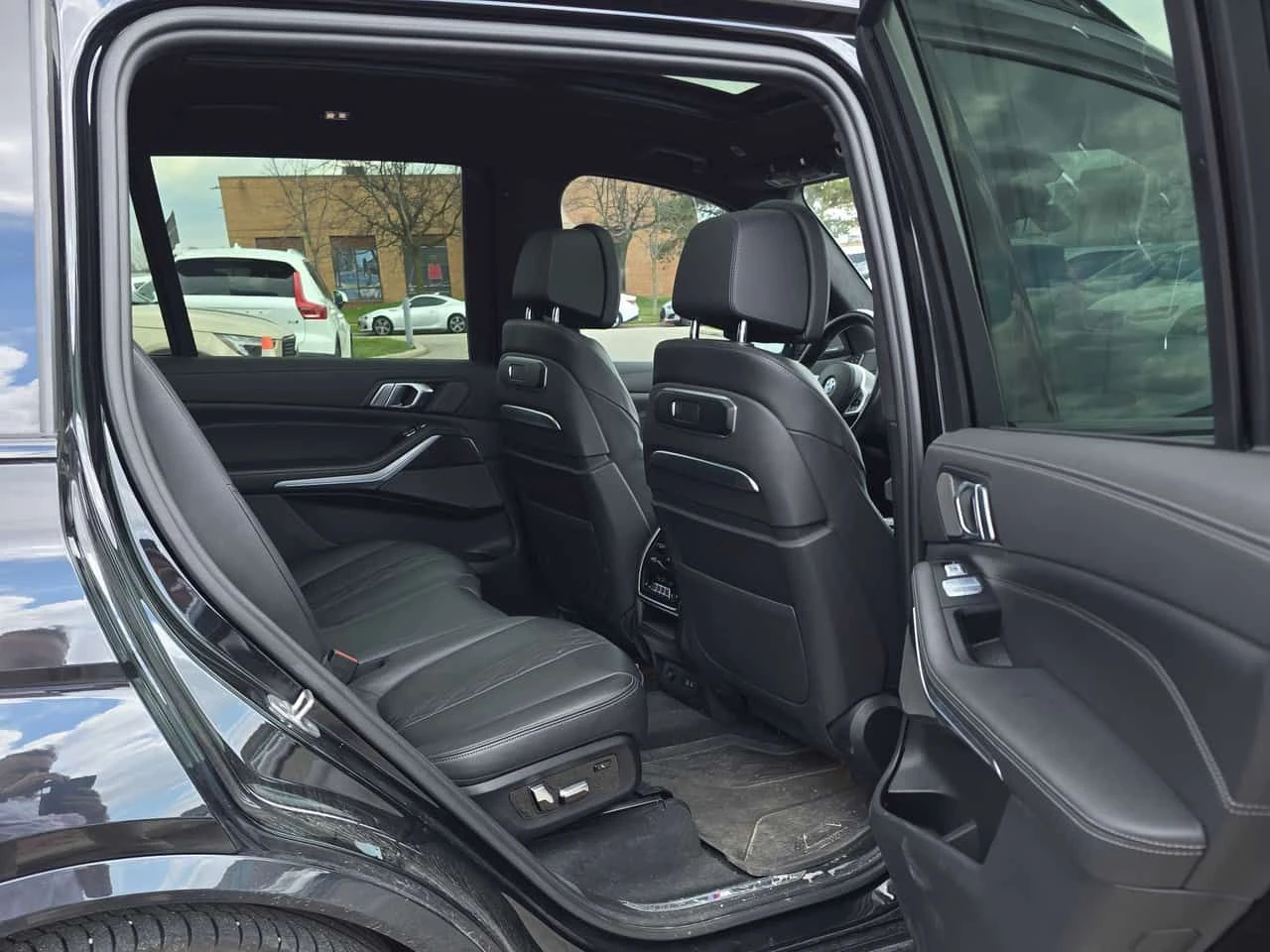 BMW X7 * xDrive40i * ОБДУХВАНЕ * ДИСТРОНИК * H/K * PANO, снимка 16 - Автомобили и джипове - 54197267