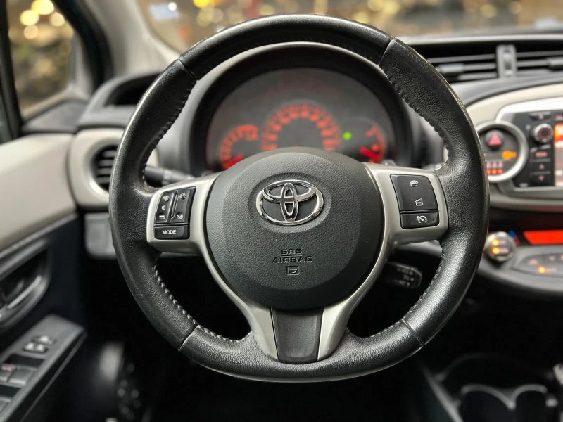 Toyota Yaris 1.33 VVTi/Автоматик/Панорама/Executive/Keyless, снимка 8 - Автомобили и джипове - 48319156