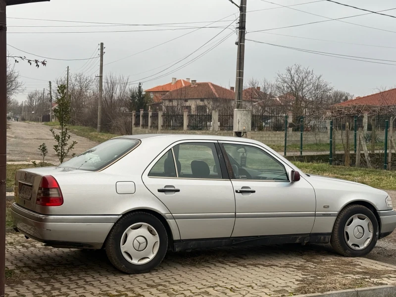 Mercedes-Benz C 180 2.0i, снимка 4 - Автомобили и джипове - 49318309