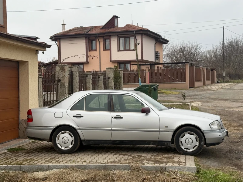 Mercedes-Benz C 180 2.0i, снимка 3 - Автомобили и джипове - 49318309