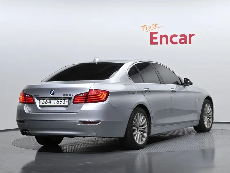 BMW 528 I xDrive Luxury Plus - изображение 2