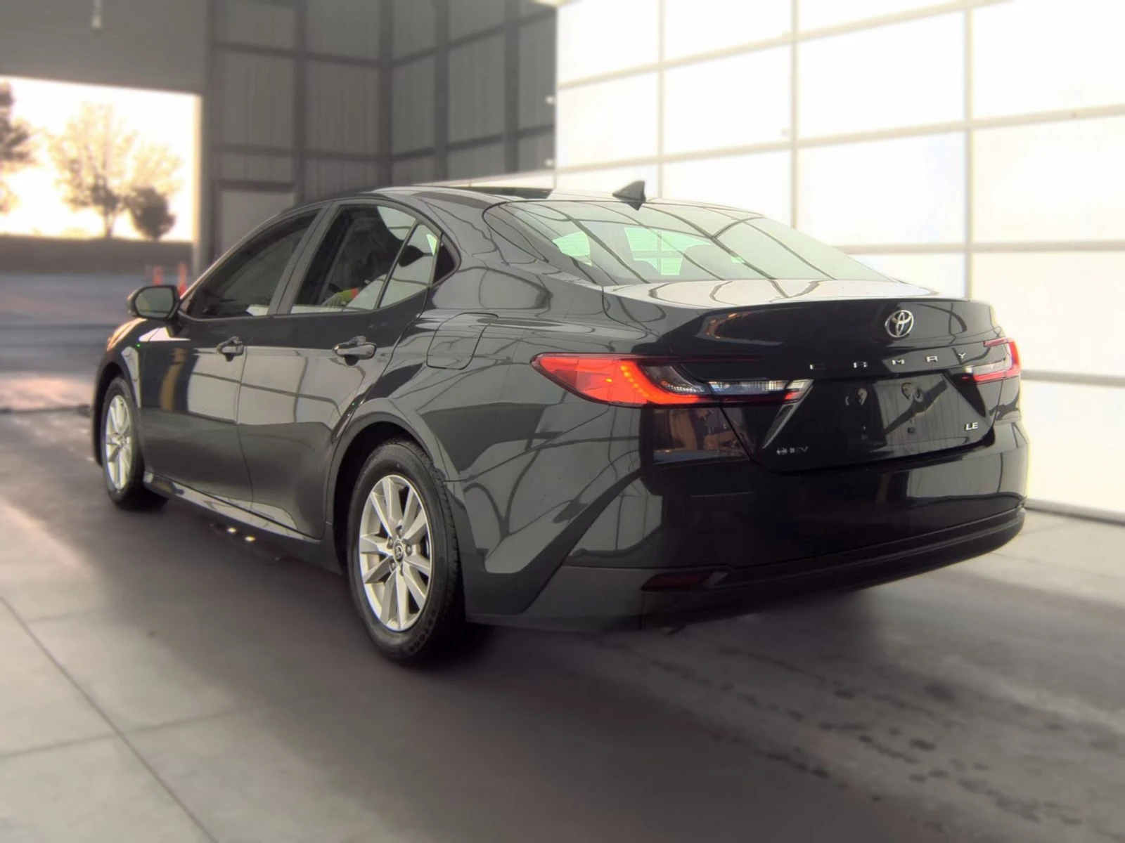 Toyota Camry LE Hybrid Крайна цена до България, снимка 5 - Автомобили и джипове - 56099774