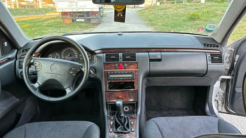 Mercedes-Benz E 220 Facelift 150 Коня 6 Степена Клима, снимка 5 - Автомобили и джипове - 50889801
