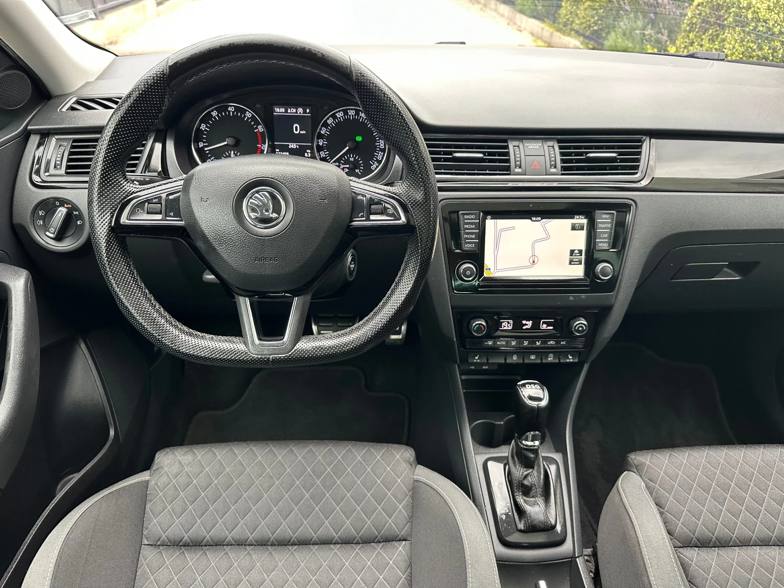 Skoda Rapid БЕНЗИН-АВТОМАТИК, снимка 8 - Автомобили и джипове - 55349916