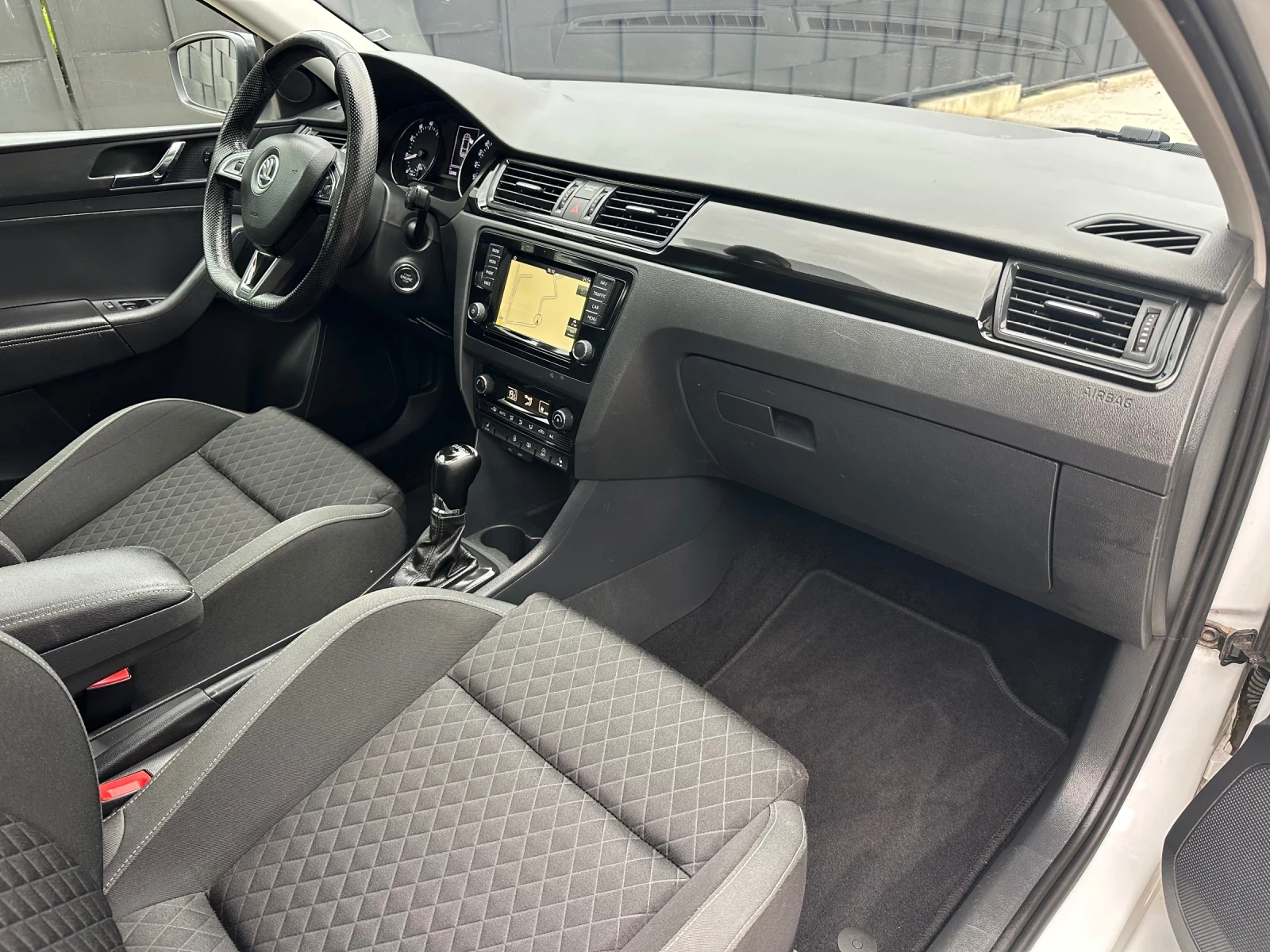 Skoda Rapid БЕНЗИН-АВТОМАТИК, снимка 11 - Автомобили и джипове - 55349916