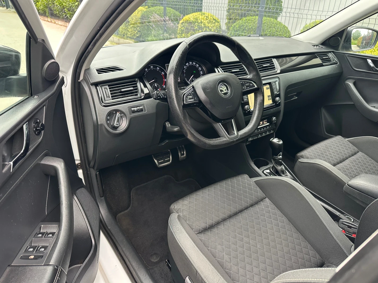 Skoda Rapid БЕНЗИН-АВТОМАТИК, снимка 7 - Автомобили и джипове - 55349916