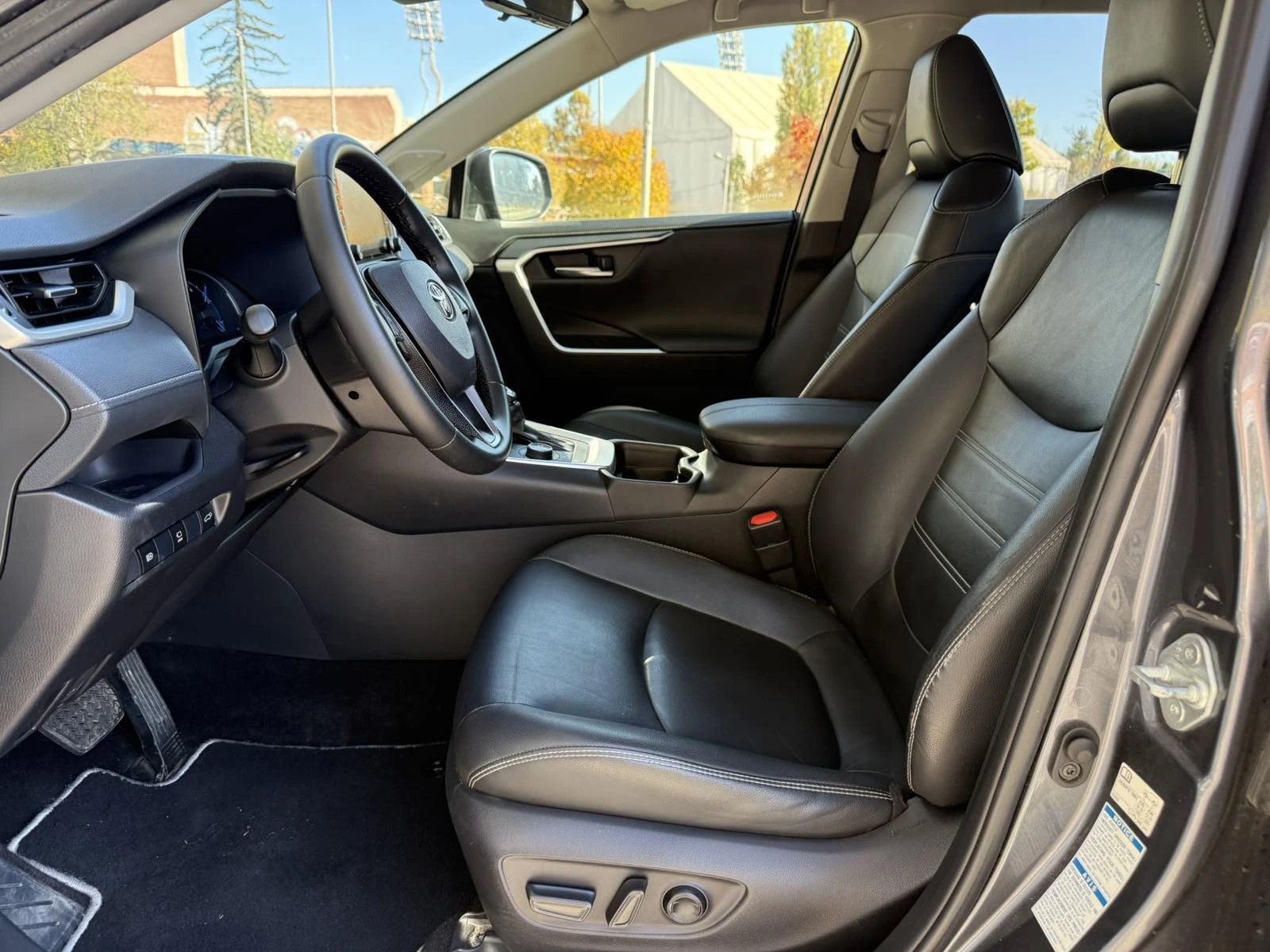 Toyota Rav4 Hybrid AWD Luxury  - изображение 10