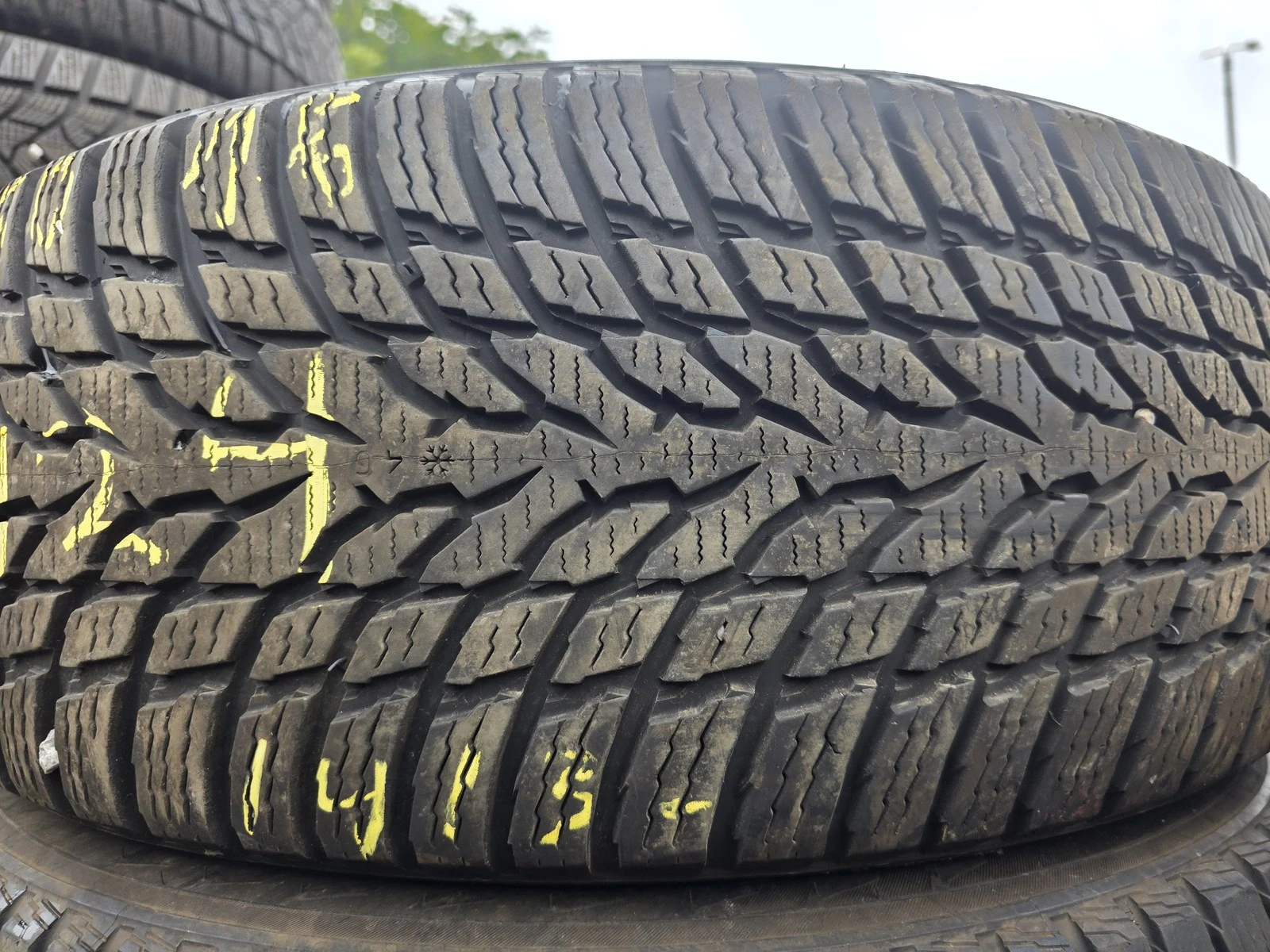 Гуми Зимни 215/60R16, снимка 2 - Гуми и джанти - 56726047