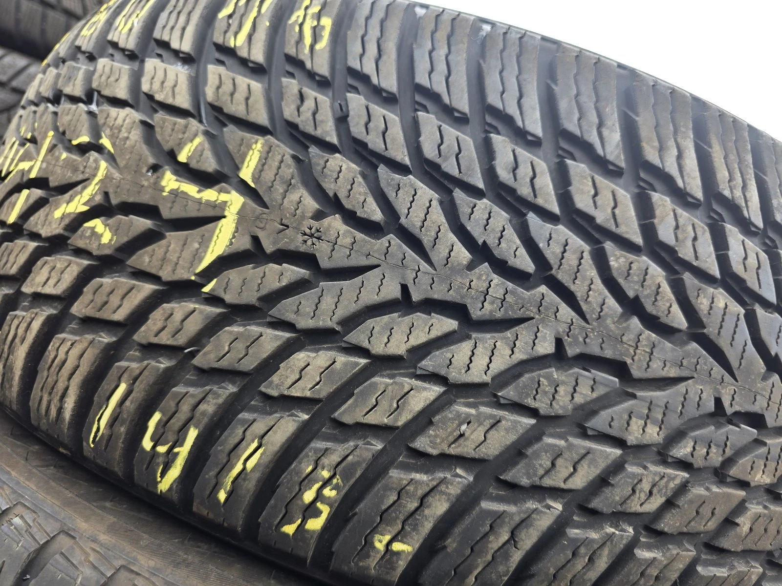 Гуми Зимни 215/60R16, снимка 4 - Гуми и джанти - 56726047