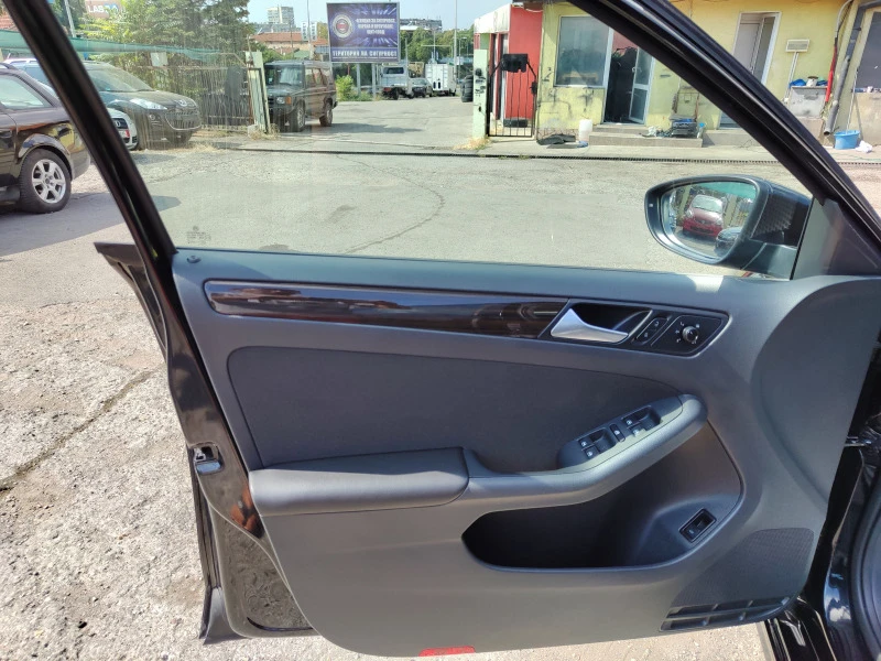 VW Jetta 2.0TDI/AUTOMAT/MEDIA/Подгрев седалки, снимка 9 - Автомобили и джипове - 42202669