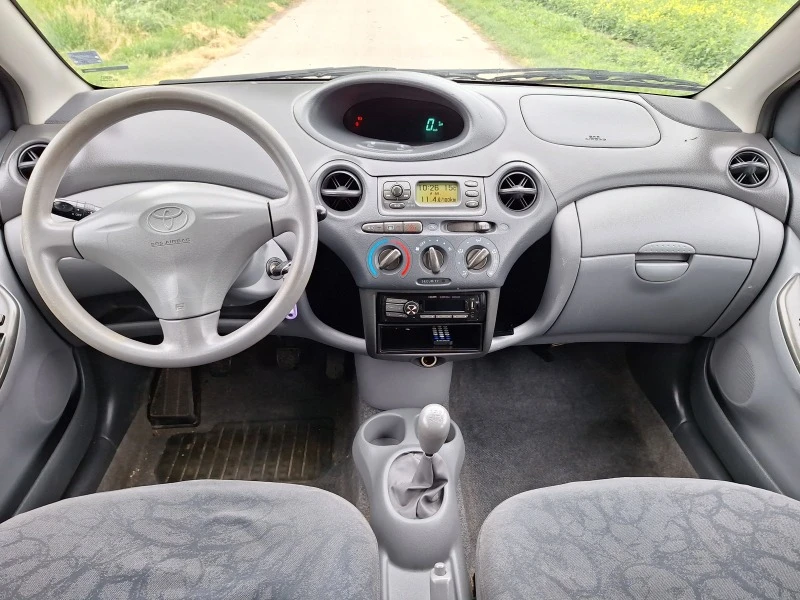 Toyota Yaris 1.0* бензин, снимка 15 - Автомобили и джипове - 45530870