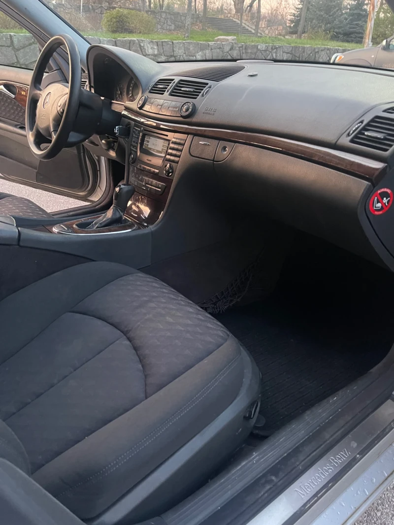 Mercedes-Benz E 240, снимка 8 - Автомобили и джипове - 52828644