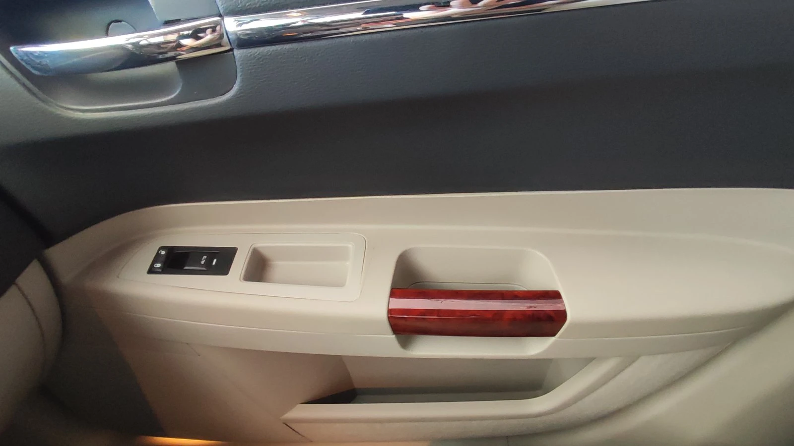 Chrysler 300c, снимка 12 - Автомобили и джипове - 54348320