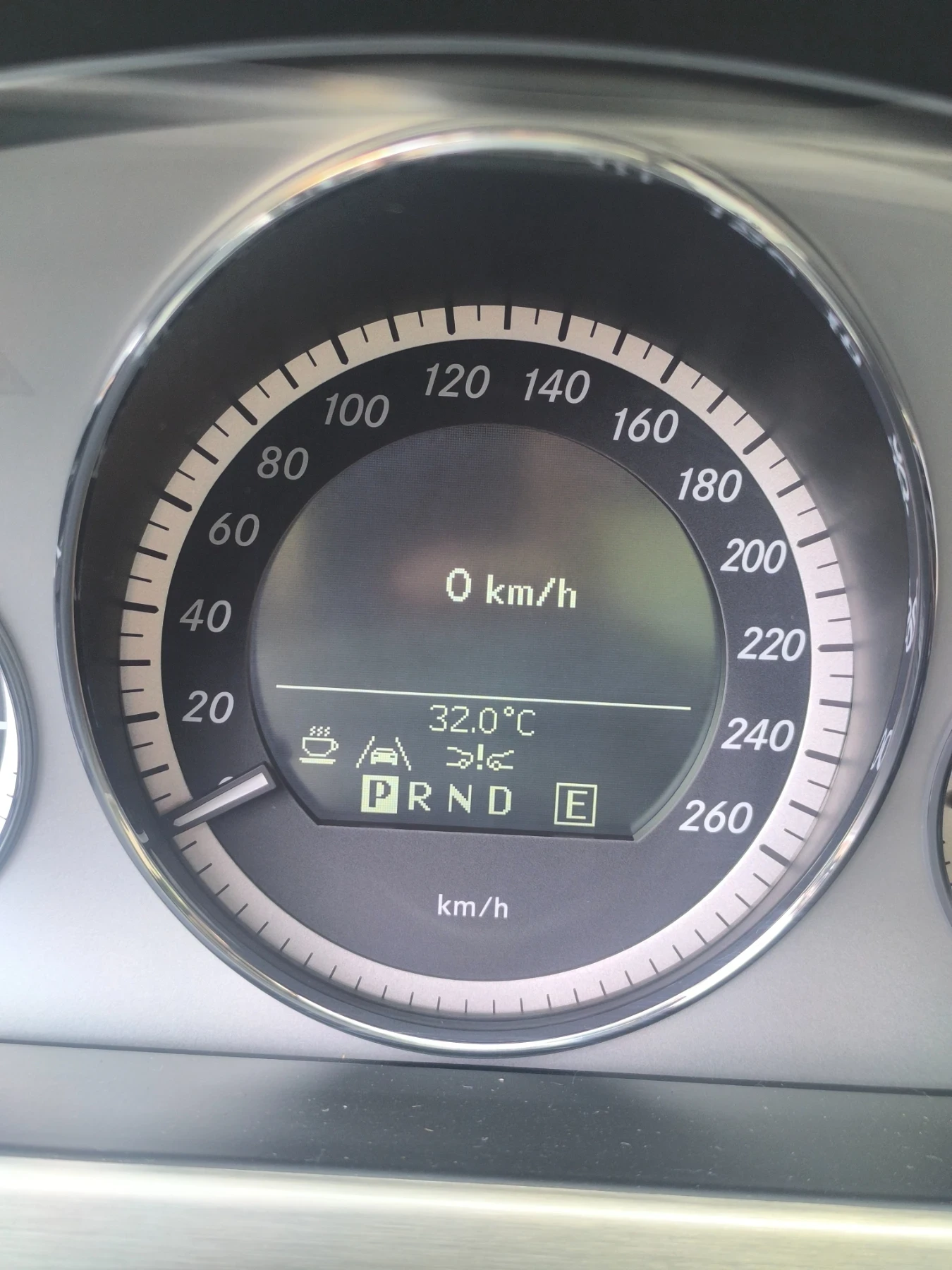 Mercedes-Benz E 220 Авангард, снимка 9 - Автомобили и джипове - 55529634