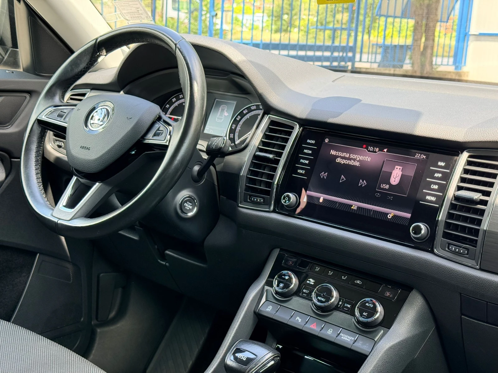 Skoda Kodiaq 2.0TDi CARPLAY\ANDROID KEYLESS НАВИГАЦИЯ АВТОМАТ, снимка 13 - Автомобили и джипове - 52641909