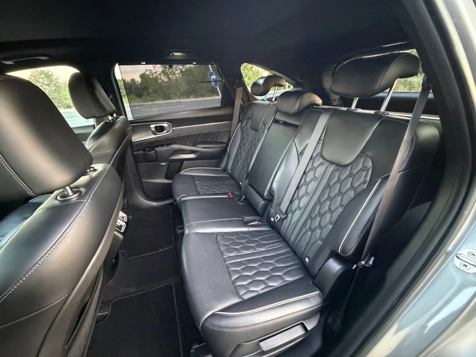 Kia Sorento 1.6 PHEV AWD /PREMIUM LUX / 360 КАМЕРА / ОБДУХВАНЕ, снимка 11 - Автомобили и джипове - 55533803