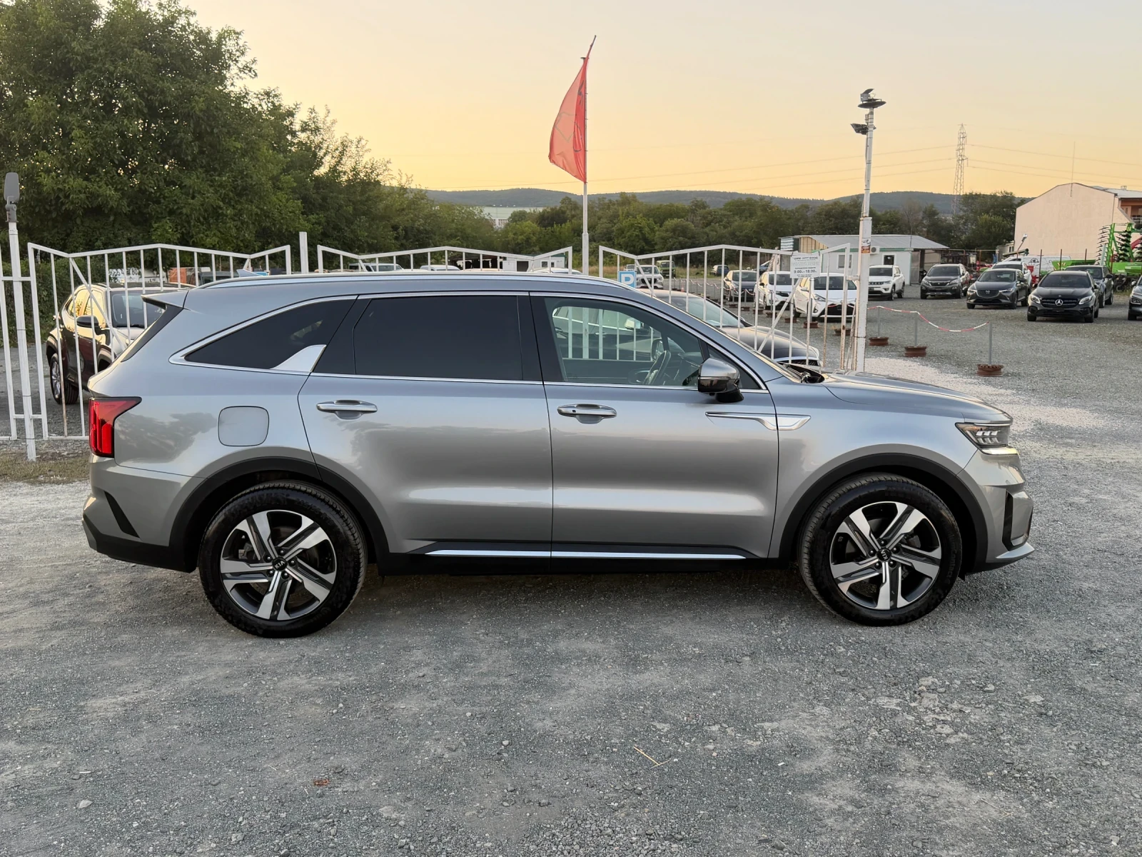 Kia Sorento 1.6 PHEV AWD /PREMIUM LUX / 360 КАМЕРА / ОБДУХВАНЕ, снимка 4 - Автомобили и джипове - 55533803