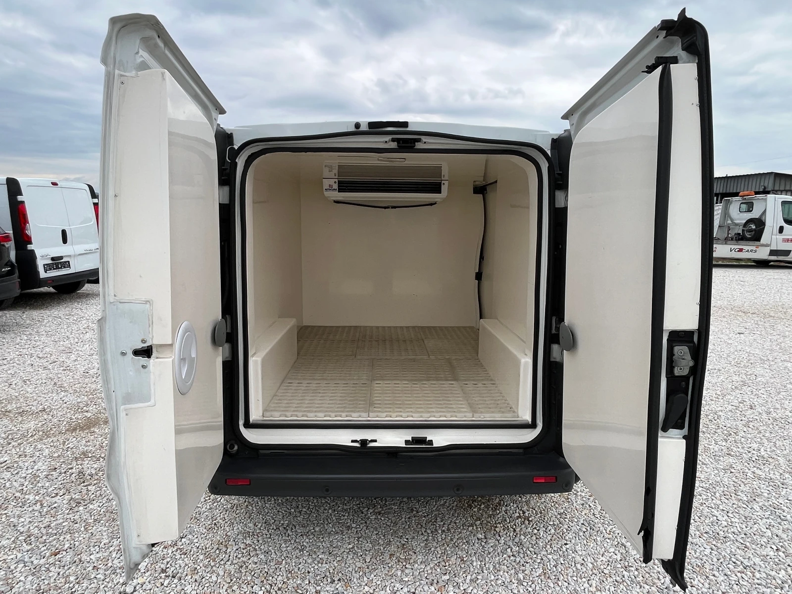 Renault Trafic 2.0DCI, 115ck.-Хладилен/ Минусов, снимка 9 - Бусове и автобуси - 54381376
