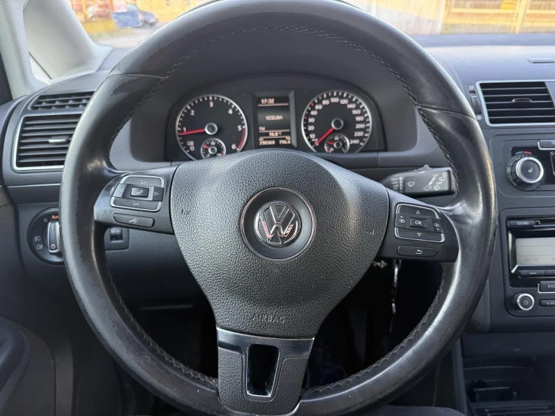 VW Touran 1.6 TDI, снимка 10 - Автомобили и джипове - 52395705