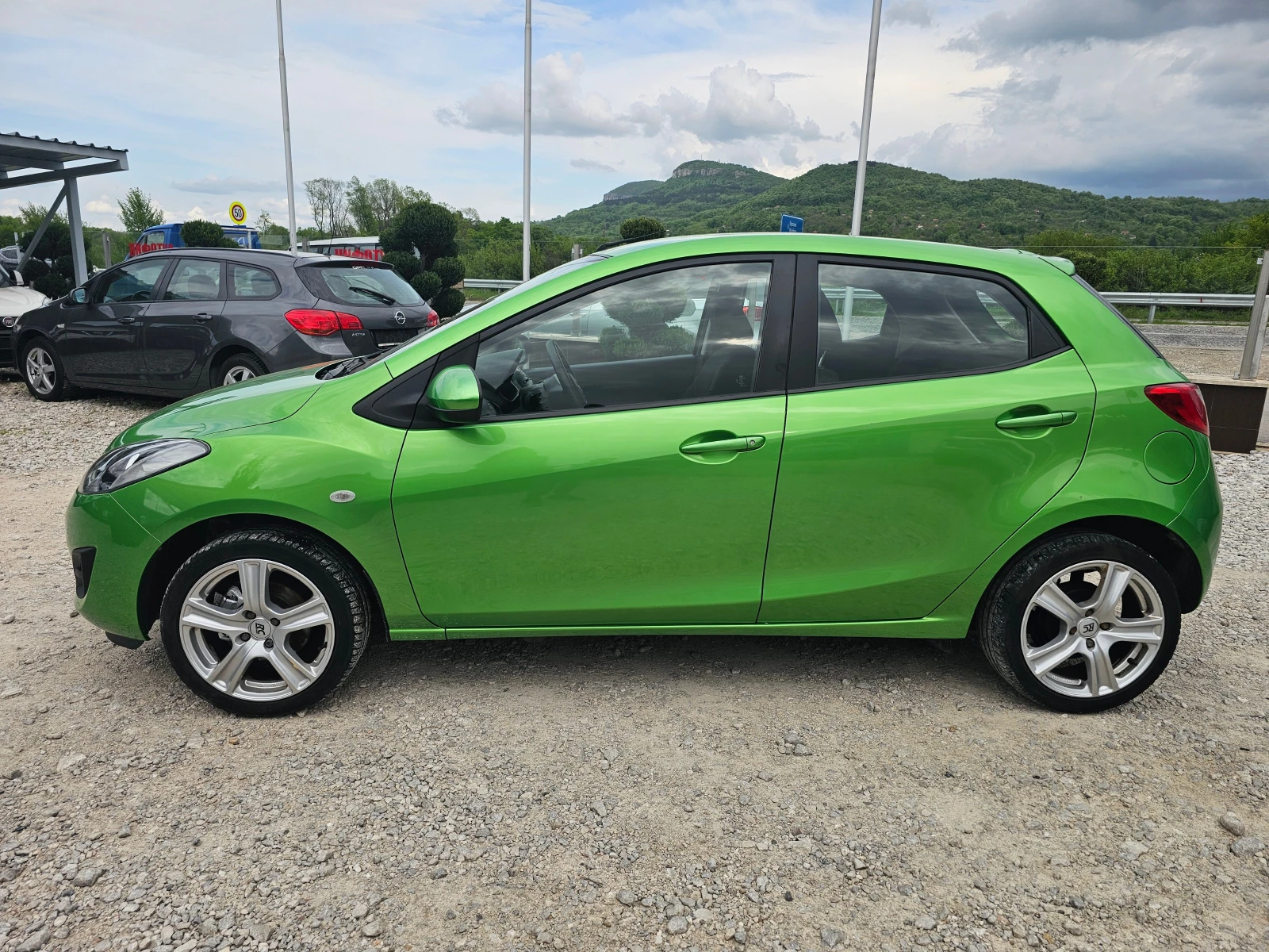 Mazda 2 1.6D РЕАЛНИ КИЛОМЕТРИ! ! КЛИМАТИК ! ! ЕВРО 5 - изображение 2