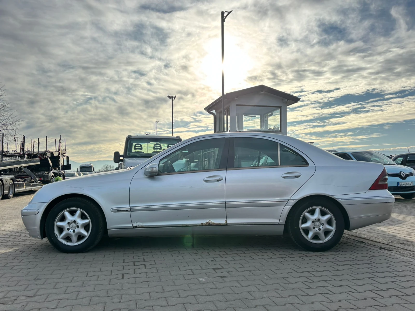 Mercedes-Benz C 220 / РЕГИСТРИРАН И ОБСЛУЖЕН /, снимка 2 - Автомобили и джипове - 53870155
