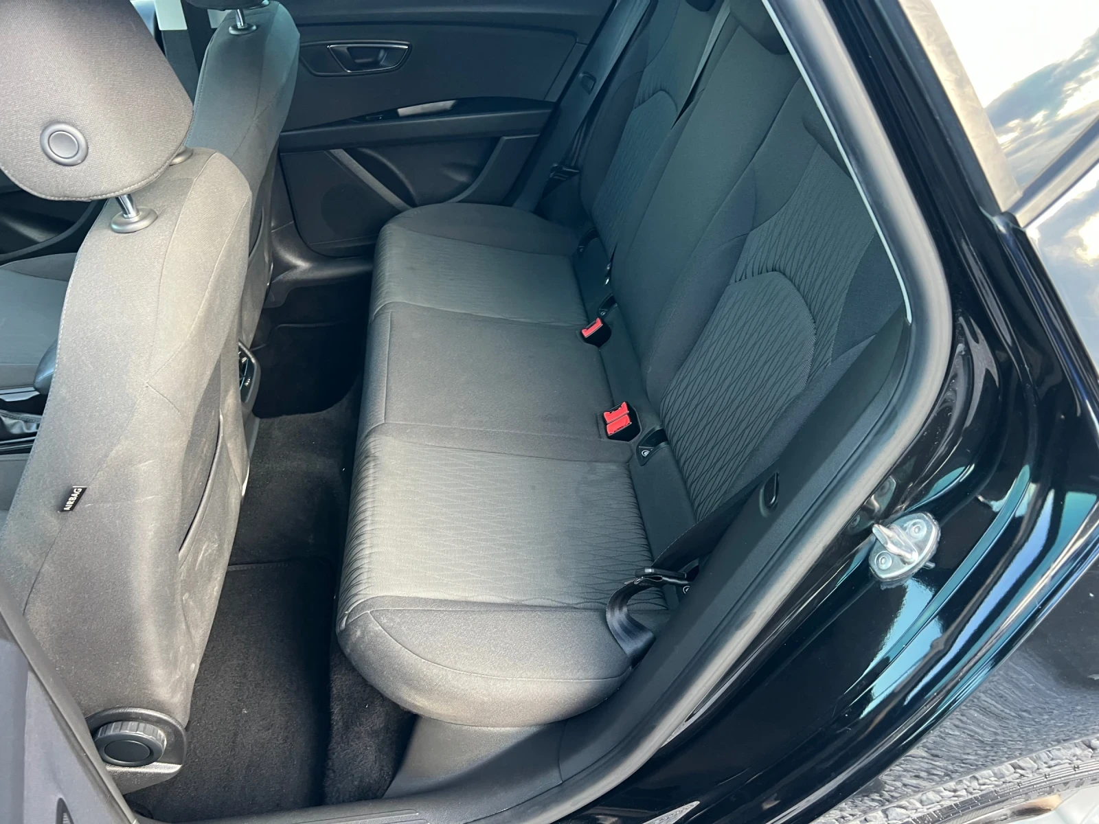 Seat Leon 1.6 тди 90 коня 2016година хечбек евро 6, снимка 8 - Автомобили и джипове - 54774355