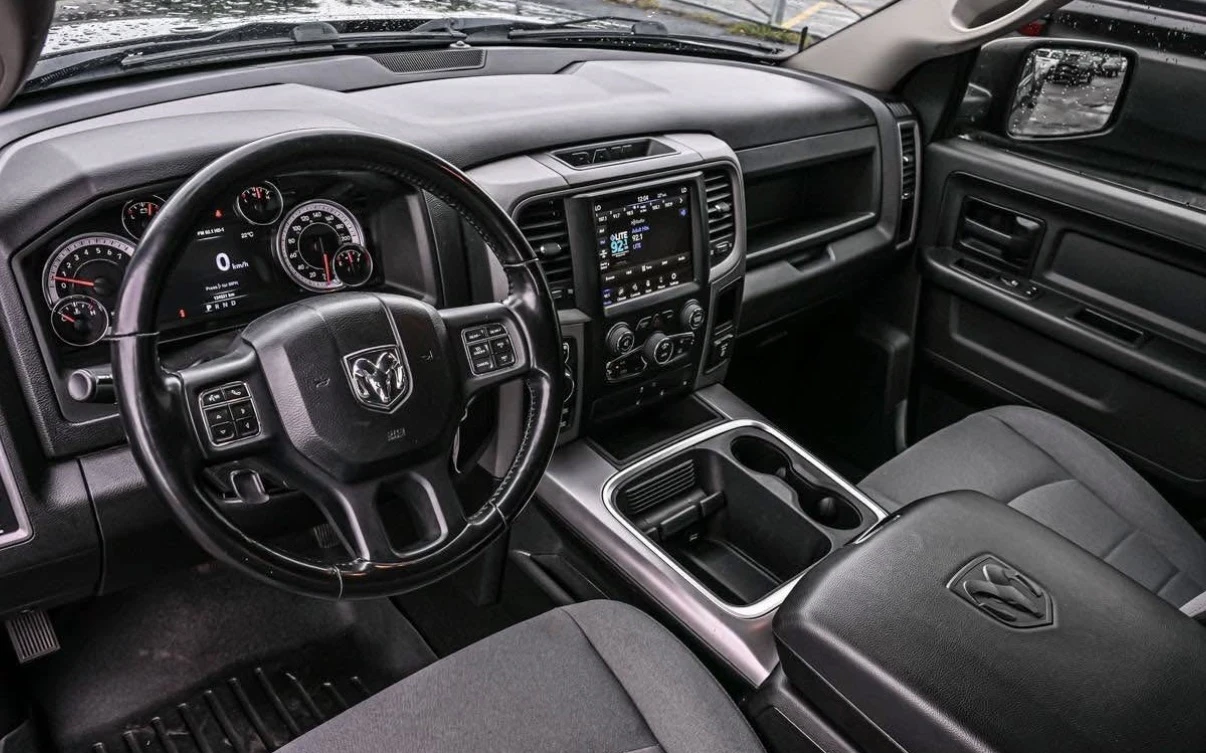 Dodge RAM 1500 5.7 HEMI * КАМЕРА * БЕЗ ИНЦИДЕНТИ * 1 СОБСТВЕНИК *, снимка 6 - Автомобили и джипове - 56060942