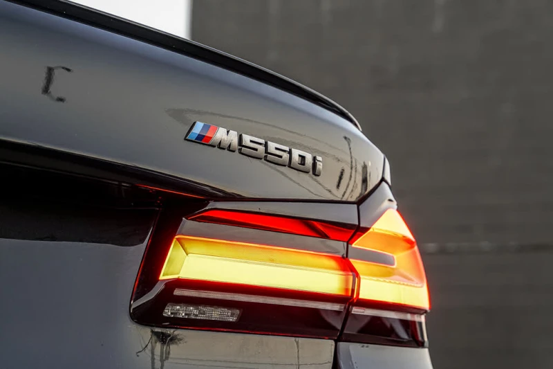 BMW 550 M550i xDrive* АвтоКредит* (ЦЕНА ДО БЪЛГАРИЯ), снимка 8 - Автомобили и джипове - 53238419
