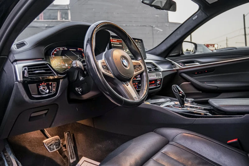 BMW 550 M550i xDrive* АвтоКредит* (ЦЕНА ДО БЪЛГАРИЯ), снимка 11 - Автомобили и джипове - 53238419