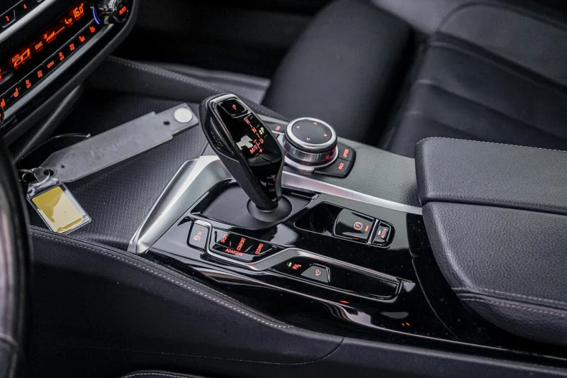 BMW 550 M550i xDrive* АвтоКредит* (ЦЕНА ДО БЪЛГАРИЯ), снимка 13 - Автомобили и джипове - 53238419