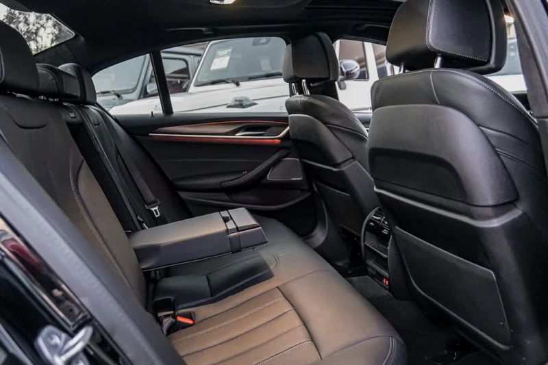 BMW 550 M550i xDrive* АвтоКредит* (ЦЕНА ДО БЪЛГАРИЯ), снимка 16 - Автомобили и джипове - 53238419