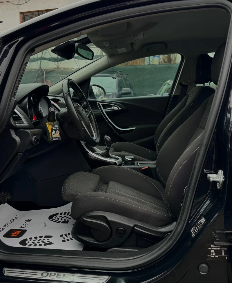 Opel Astra CH!ПЕРФЕКТНО СЪСТОЯНИЕ!1.4Т!ФУЛ!, снимка 12 - Автомобили и джипове - 53561713