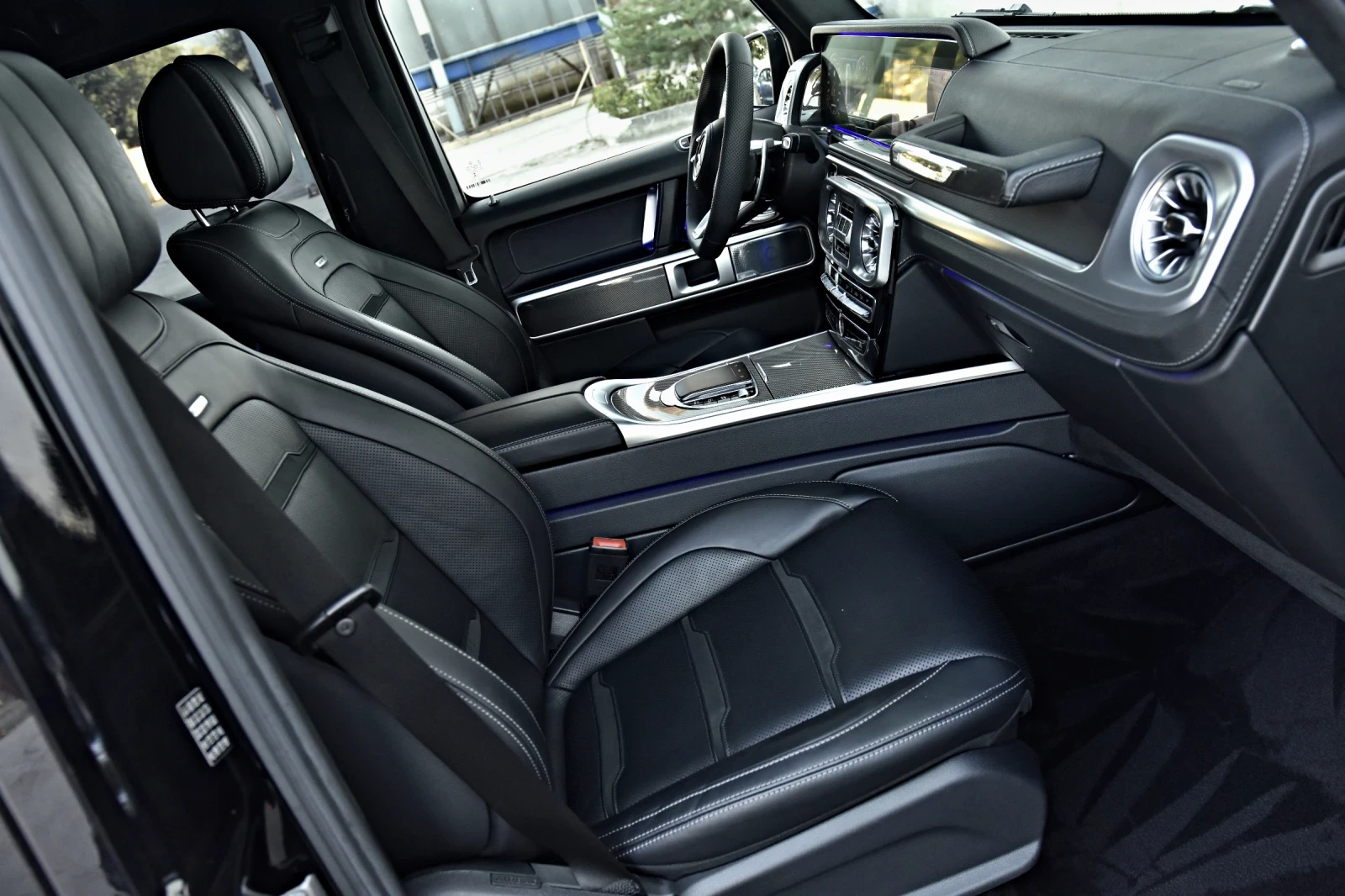 Mercedes-Benz G 63 AMG MANUFAKTUR* FACE-2025* AKRAPOVIC* CARBON* 360* 22, снимка 14 - Автомобили и джипове - 56015008