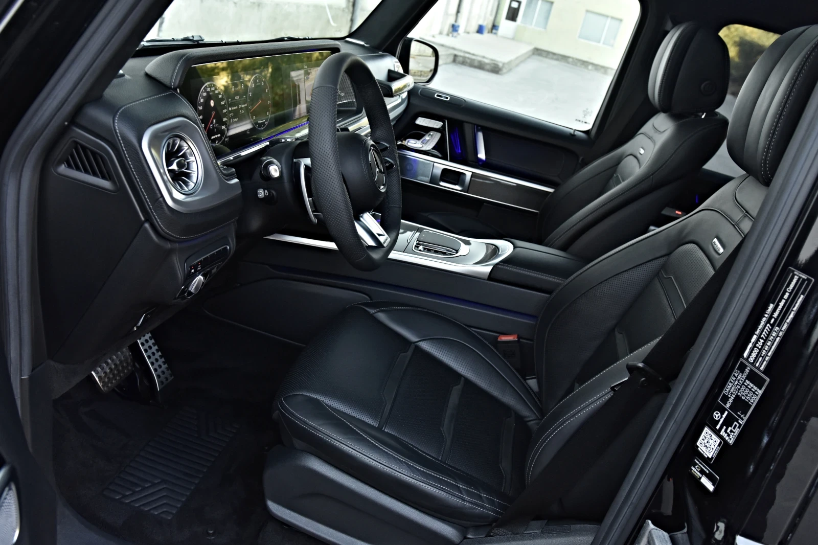 Mercedes-Benz G 63 AMG MANUFAKTUR* FACE-2025* AKRAPOVIC* CARBON* 360* 22, снимка 8 - Автомобили и джипове - 56015008